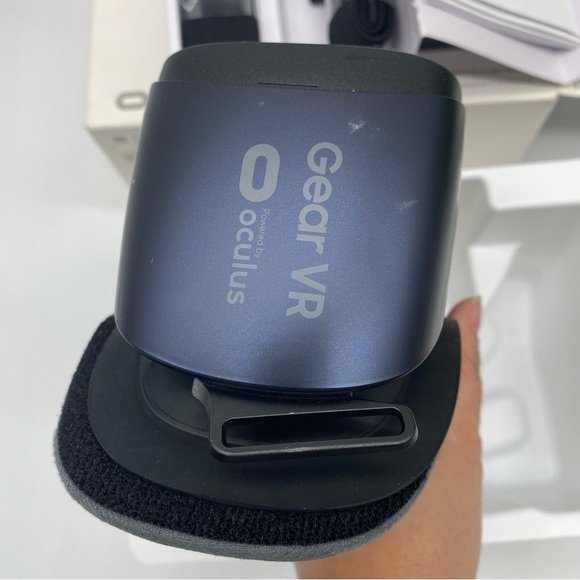 Samsung Gear VR (2016) oculus compatible with- GS7s, Note 5, GS6s discontinued - Picture 9 of 10
